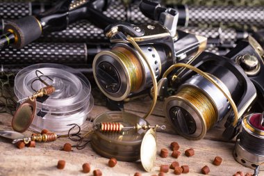 Balıkçılık çubuklar ve spinnings tablosundaki eski arka plan üzerinde balıkçılık için aksesuarlar ile kompozisyon