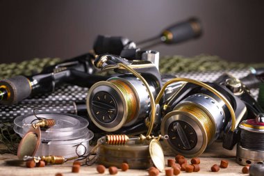 Balıkçılık çubuklar ve spinnings tablosundaki eski arka plan üzerinde balıkçılık için aksesuarlar ile kompozisyon