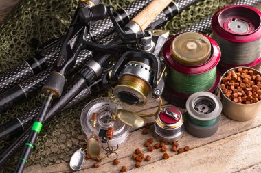 Balıkçılık çubuklar ve spinnings tablosundaki eski arka plan üzerinde balıkçılık için aksesuarlar ile kompozisyon