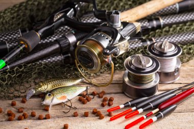 Balıkçılık çubuklar ve spinnings tablosundaki eski arka plan üzerinde balıkçılık için aksesuarlar ile kompozisyon