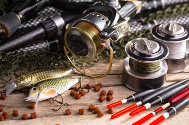 Balıkçılık çubuklar ve spinnings tablosundaki eski arka plan üzerinde balıkçılık için aksesuarlar ile kompozisyon