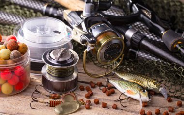 Balıkçılık çubuklar ve spinnings tablosundaki eski arka plan üzerinde balıkçılık için aksesuarlar ile kompozisyon