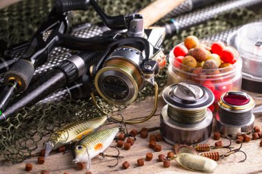 Balıkçılık çubuklar ve spinnings tablosundaki eski arka plan üzerinde balıkçılık için aksesuarlar ile kompozisyon