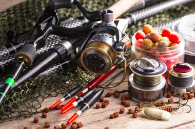Balıkçılık çubuklar ve spinnings tablosundaki eski arka plan üzerinde balıkçılık için aksesuarlar ile kompozisyon