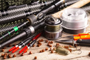 Balıkçılık çubuklar ve spinnings tablosundaki eski arka plan üzerinde balıkçılık için aksesuarlar ile kompozisyon