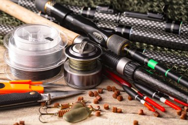 Balıkçılık çubuklar ve spinnings tablosundaki eski arka plan üzerinde balıkçılık için aksesuarlar ile kompozisyon