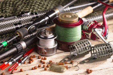 Balıkçılık çubuklar ve spinnings tablosundaki eski arka plan üzerinde balıkçılık için aksesuarlar ile kompozisyon