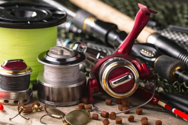 Balıkçılık çubuklar ve spinnings tablosundaki eski arka plan üzerinde balıkçılık için aksesuarlar ile kompozisyon