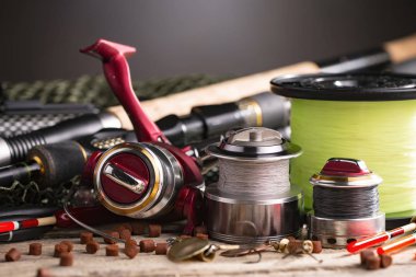 Balıkçılık çubuklar ve spinnings tablosundaki eski arka plan üzerinde balıkçılık için aksesuarlar ile kompozisyon