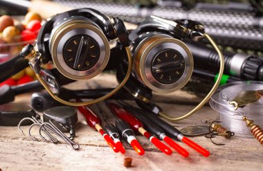 Balıkçılık çubuklar ve spinnings tablosundaki eski arka plan üzerinde balıkçılık için aksesuarlar ile kompozisyon