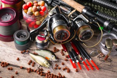 Balıkçılık çubuklar ve spinnings tablosundaki eski arka plan üzerinde balıkçılık için aksesuarlar ile kompozisyon