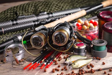 Balıkçılık çubuklar ve spinnings tablosundaki eski arka plan üzerinde balıkçılık için aksesuarlar ile kompozisyon