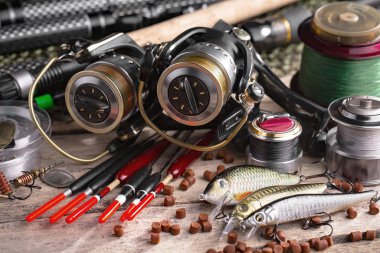 Balıkçılık çubuklar ve spinnings tablosundaki eski arka plan üzerinde balıkçılık için aksesuarlar ile kompozisyon