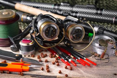 Balıkçılık çubuklar ve spinnings tablosundaki eski arka plan üzerinde balıkçılık için aksesuarlar ile kompozisyon