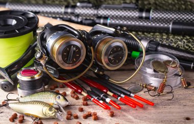 Balıkçılık çubuklar ve spinnings tablosundaki eski arka plan üzerinde balıkçılık için aksesuarlar ile kompozisyon