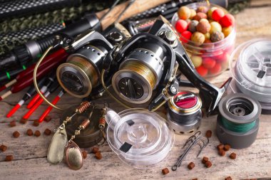 Balıkçılık çubuklar ve spinnings tablosundaki eski arka plan üzerinde balıkçılık için aksesuarlar ile kompozisyon