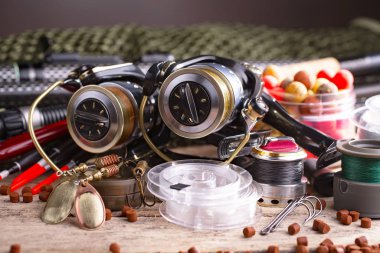 Balıkçılık çubuklar ve spinnings tablosundaki eski arka plan üzerinde balıkçılık için aksesuarlar ile kompozisyon