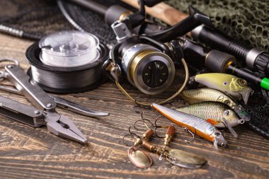Balıkçılık çubuklar ve spinnings tablosundaki eski arka plan üzerinde balıkçılık için aksesuarlar ile kompozisyon