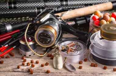 Balıkçılık çubuklar ve spinnings tablosundaki eski arka plan üzerinde balıkçılık için aksesuarlar ile kompozisyon