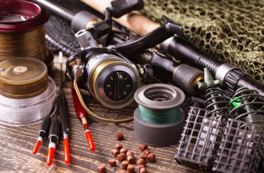 Balıkçılık çubuklar ve spinnings tablosundaki eski arka plan üzerinde balıkçılık için aksesuarlar ile kompozisyon