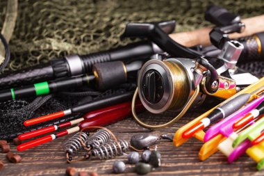 Balıkçılık çubuklar ve spinnings tablosundaki eski arka plan üzerinde balıkçılık için aksesuarlar ile kompozisyon