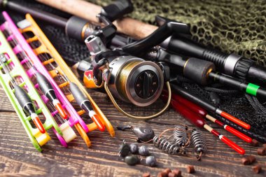 Balıkçılık çubuklar ve spinnings tablosundaki eski arka plan üzerinde balıkçılık için aksesuarlar ile kompozisyon