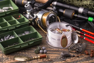 Eski bir arkaplanda dönen ve balık tutan çubuklar