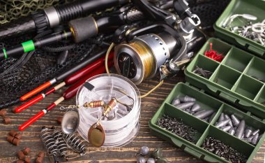 Eski bir arkaplanda dönen ve balık tutan çubuklar