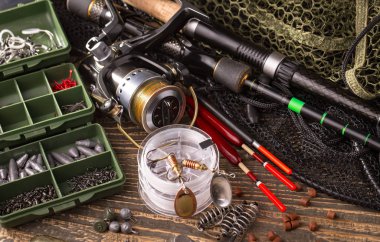 Eski bir arkaplanda dönen ve balık tutan çubuklar