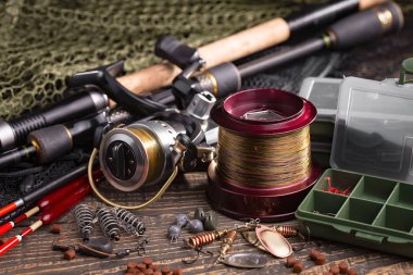 Eski bir arkaplanda dönen ve balık tutan çubuklar