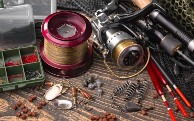 Eski bir arkaplanda dönen ve balık tutan çubuklar