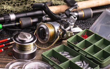 Eski bir arkaplanda dönen ve balık tutan çubuklar