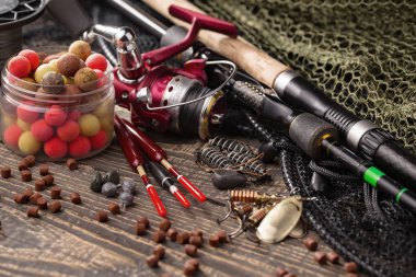 Eski bir arkaplanda dönen ve balık tutan çubuklar