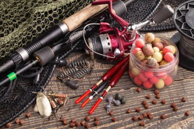 Eski bir arkaplanda dönen ve balık tutan çubuklar