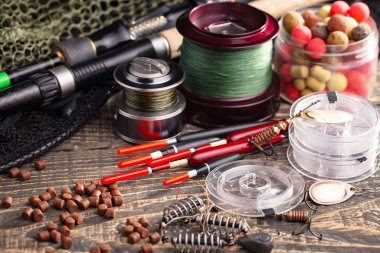 Eski bir arkaplanda dönen ve balık tutan çubuklar