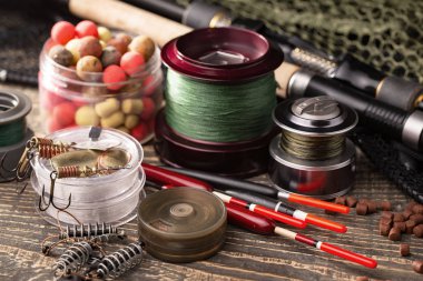 Eski bir arkaplanda dönen ve balık tutan çubuklar