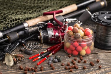 Eski bir arkaplanda dönen ve balık tutan çubuklar