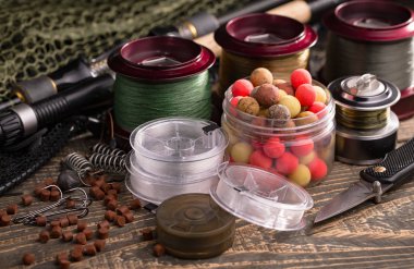 Eski bir arkaplanda dönen ve balık tutan çubuklar