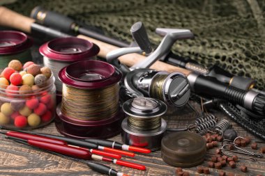 Eski bir arkaplanda dönen ve balık tutan çubuklar