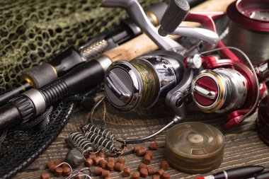 Eski bir arkaplanda dönen ve balık tutan çubuklar