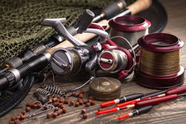 Eski bir arkaplanda dönen ve balık tutan çubuklar