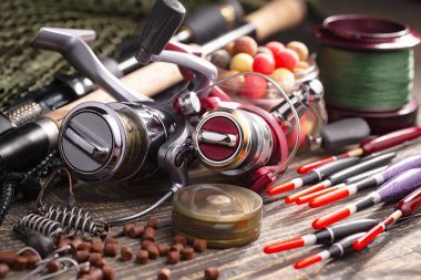 Eski bir arkaplanda dönen ve balık tutan çubuklar