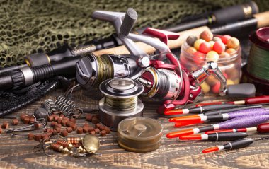 Eski bir arkaplanda dönen ve balık tutan çubuklar