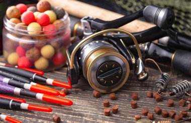 Eski bir arkaplanda dönen ve balık tutan çubuklar