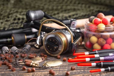 Eski bir arkaplanda dönen ve balık tutan çubuklar