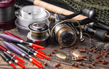 Eski bir arkaplanda dönen ve balık tutan çubuklar