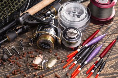 Eski bir arkaplanda dönen ve balık tutan çubuklar