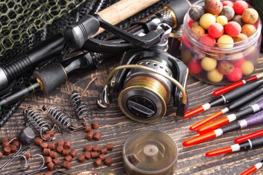 Eski bir arkaplanda dönen ve balık tutan çubuklar