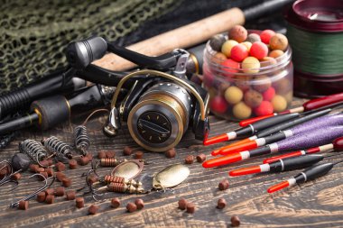 Eski bir arkaplanda dönen ve balık tutan çubuklar