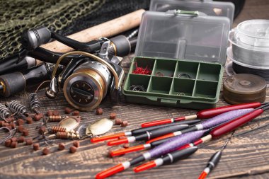 Eski bir arkaplanda dönen ve balık tutan çubuklar